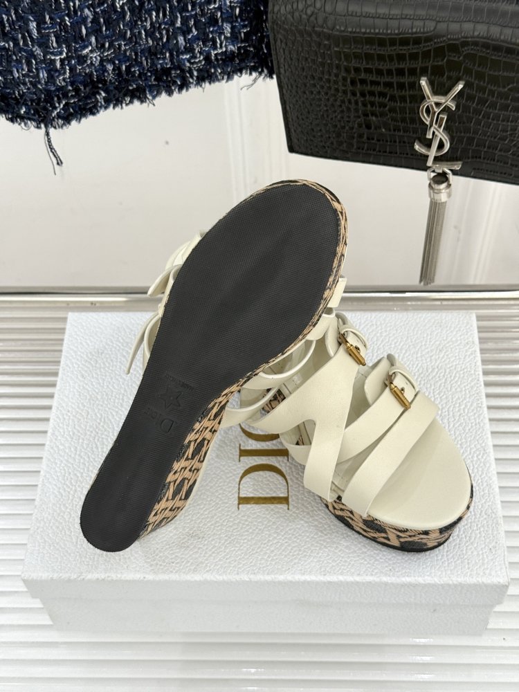 Босоножки на толстой танкетке фото 9