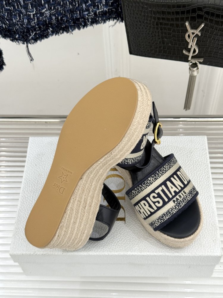 Босоножки на толстой танкетке фото 9