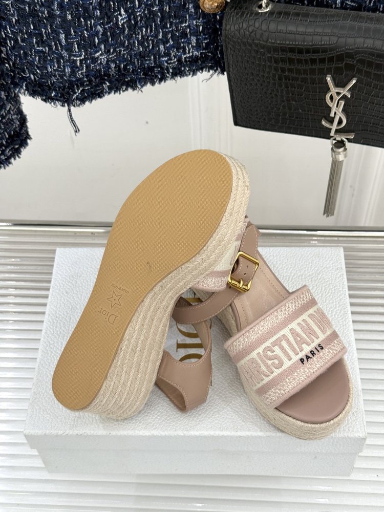 Босоножки на толстой танкетке фото 9