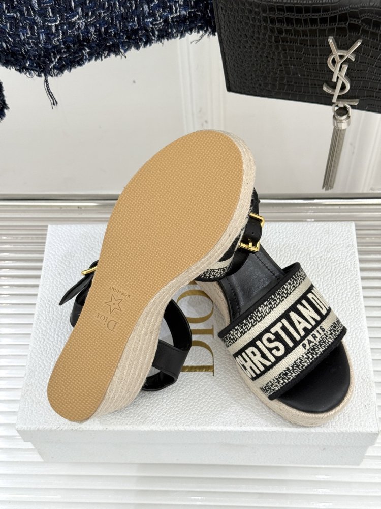 Босоножки на толстой танкетке фото 9