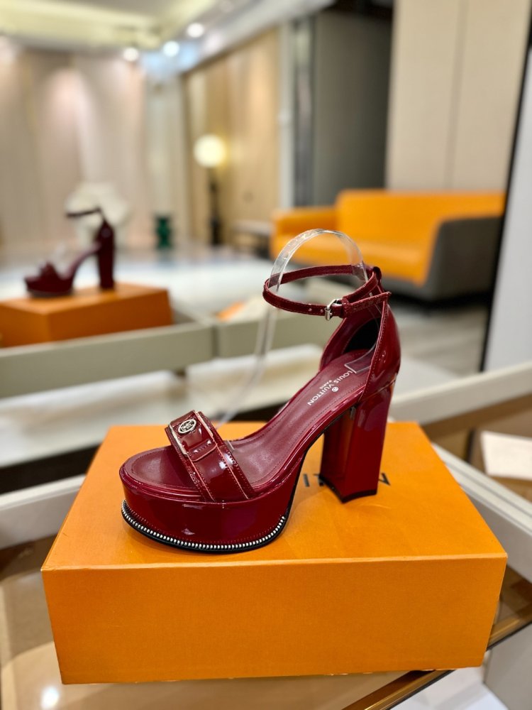 Sandals on high блочном heel
