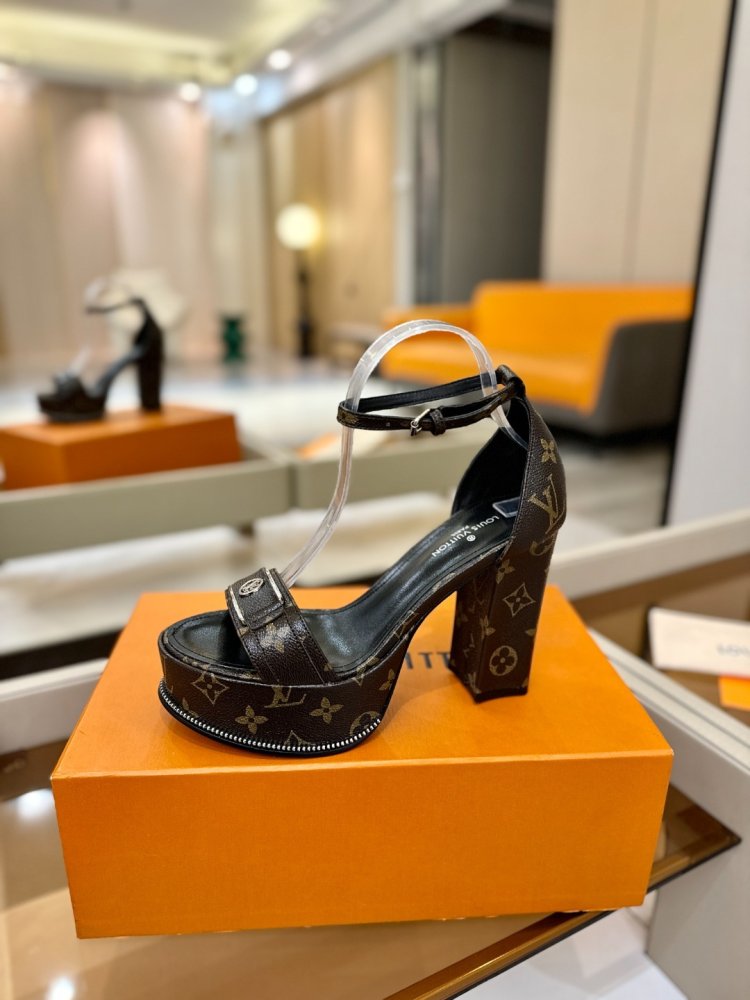 Sandals on high блочном heel