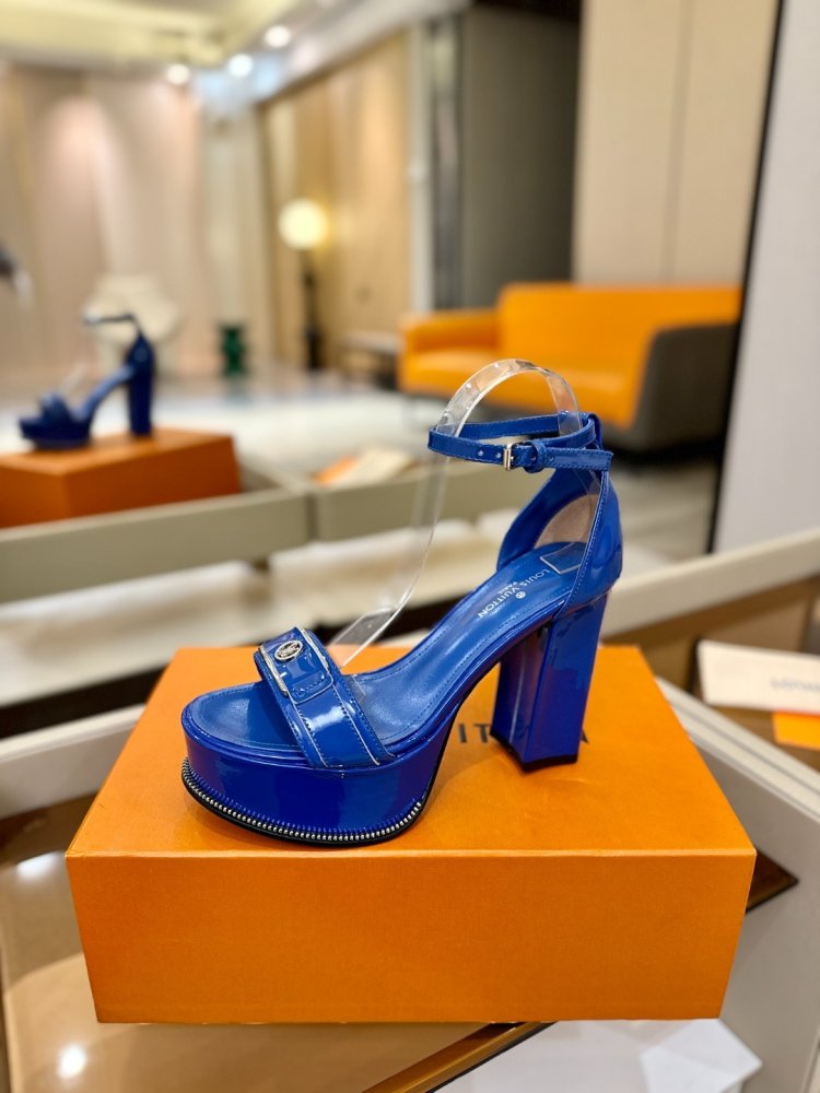 Sandals on high блочном heel