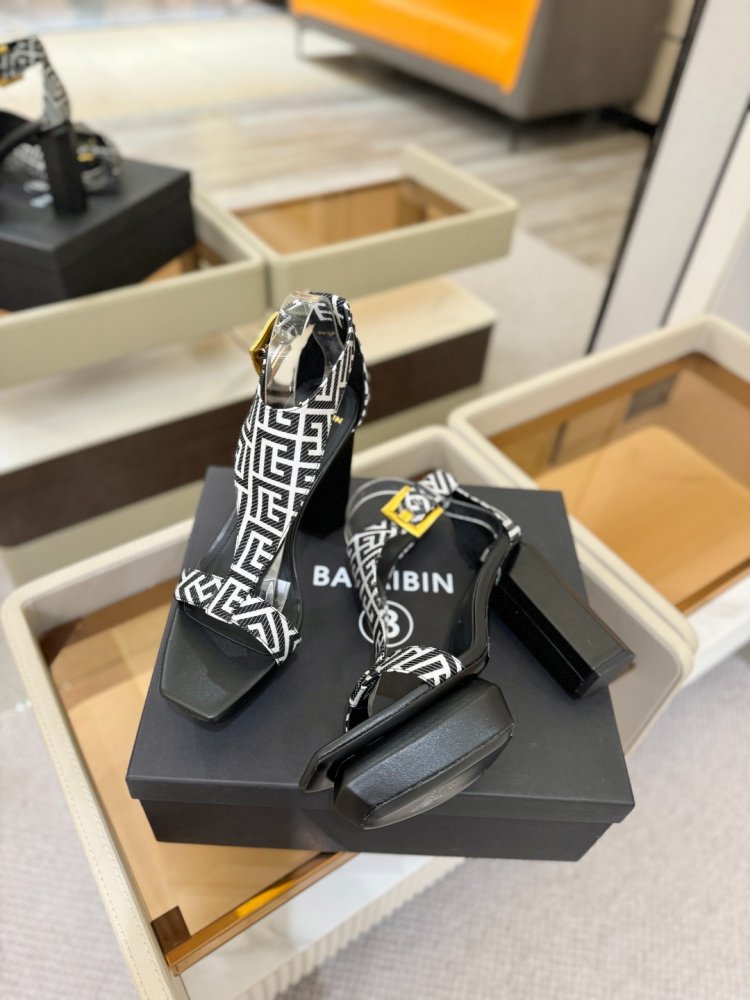 Sandals on high блочном heel