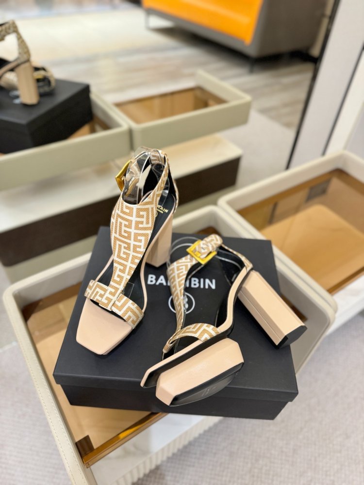 Sandals on high блочном heel
