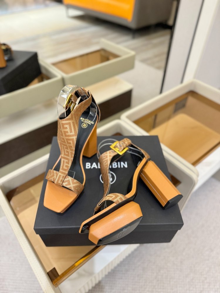 Sandals on high блочном heel