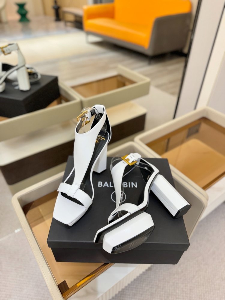 Sandals on high блочном heel
