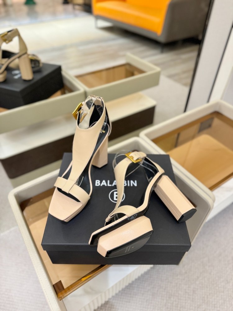 Sandals on high блочном heel