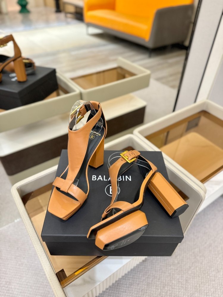 Sandals on high блочном heel