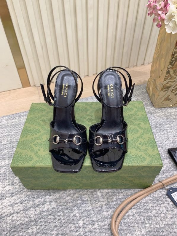 Босоножки на высоком каблуке Horsebit