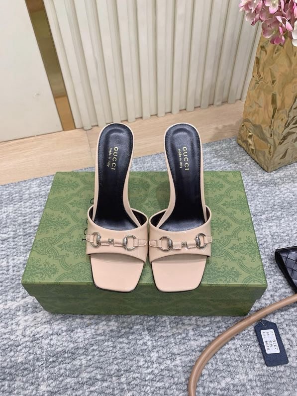 Босоножки на высоком каблуке Horsebit