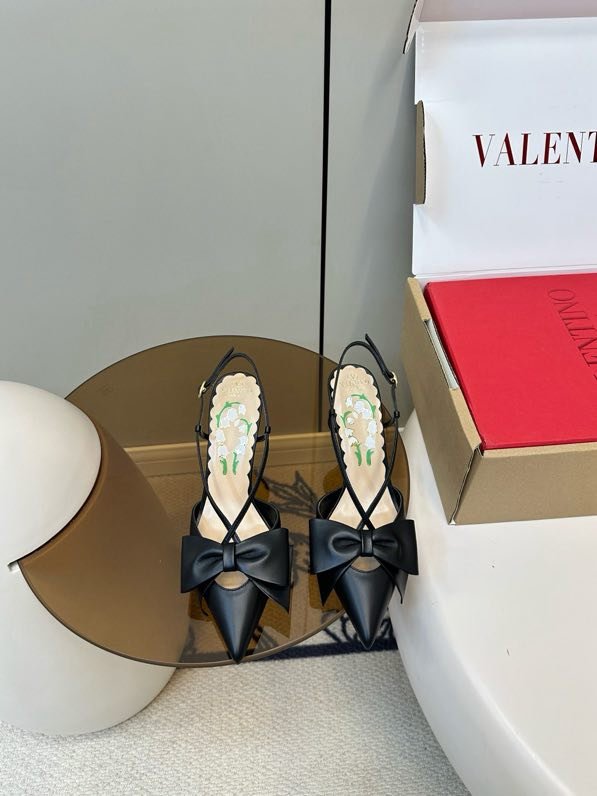 Sandals on high heel from bow