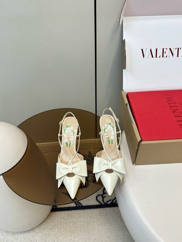 Sandals on high heel from bow