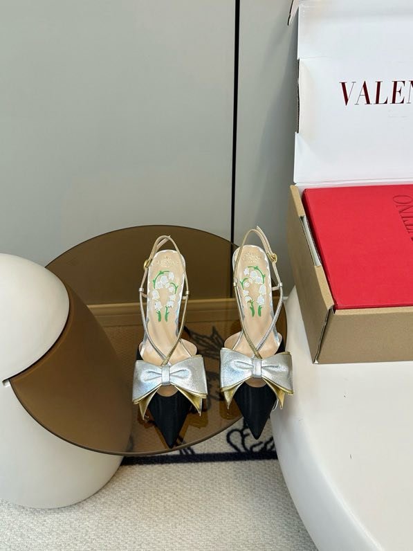 Sandals on high heel from bow