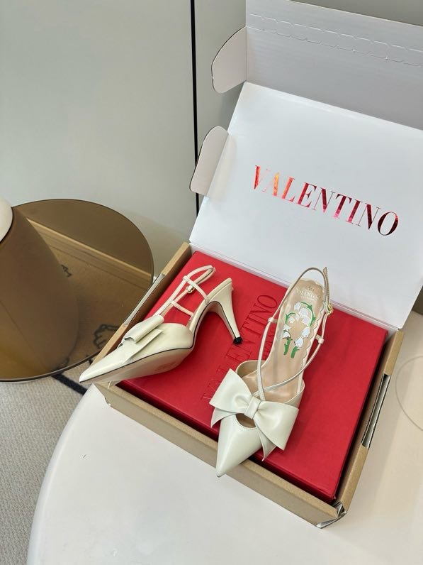 Sandals on high heel from bow фото 2