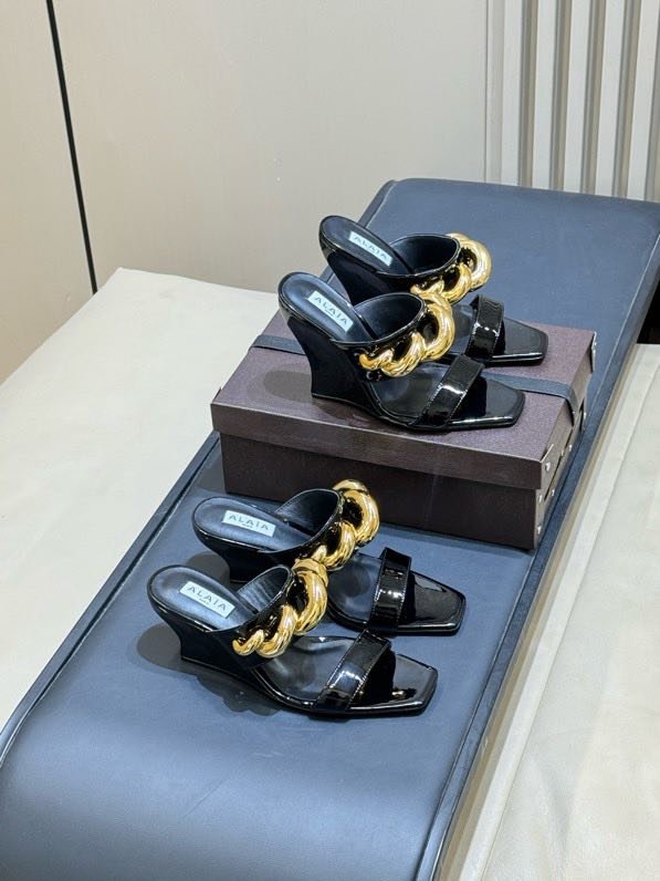 Босоножки на высоком каблуке с цепочкой