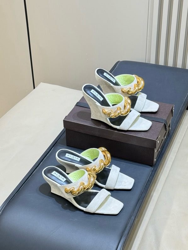 Босоножки на высоком каблуке с цепочкой