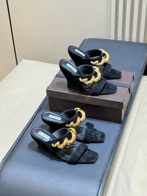 Босоножки на высоком каблуке с цепочкой