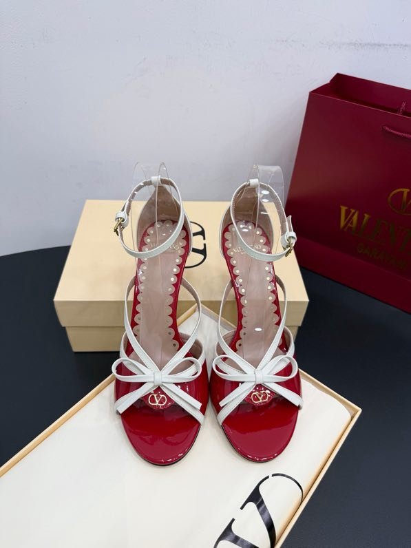 Sandals on high heel from color thongs and bow