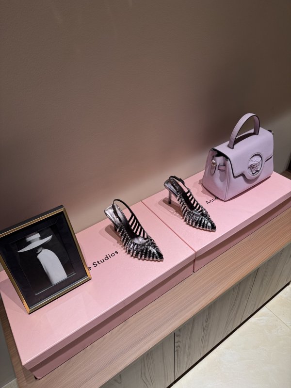 Босоножки на высоком каблуке со стразами