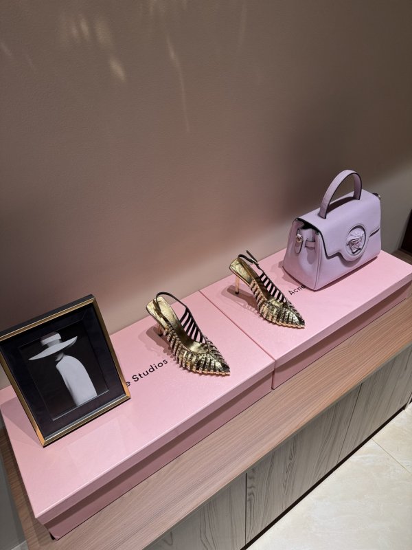 Босоножки на высоком каблуке со стразами