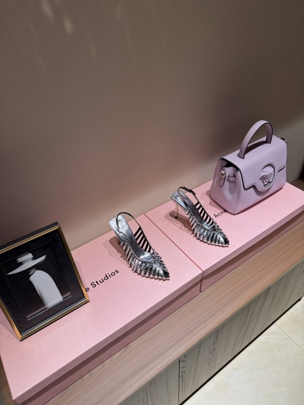 Босоножки на высоком каблуке со стразами