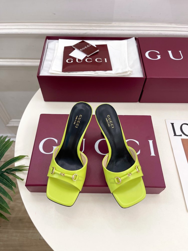 Босоножки на высоком каблуке