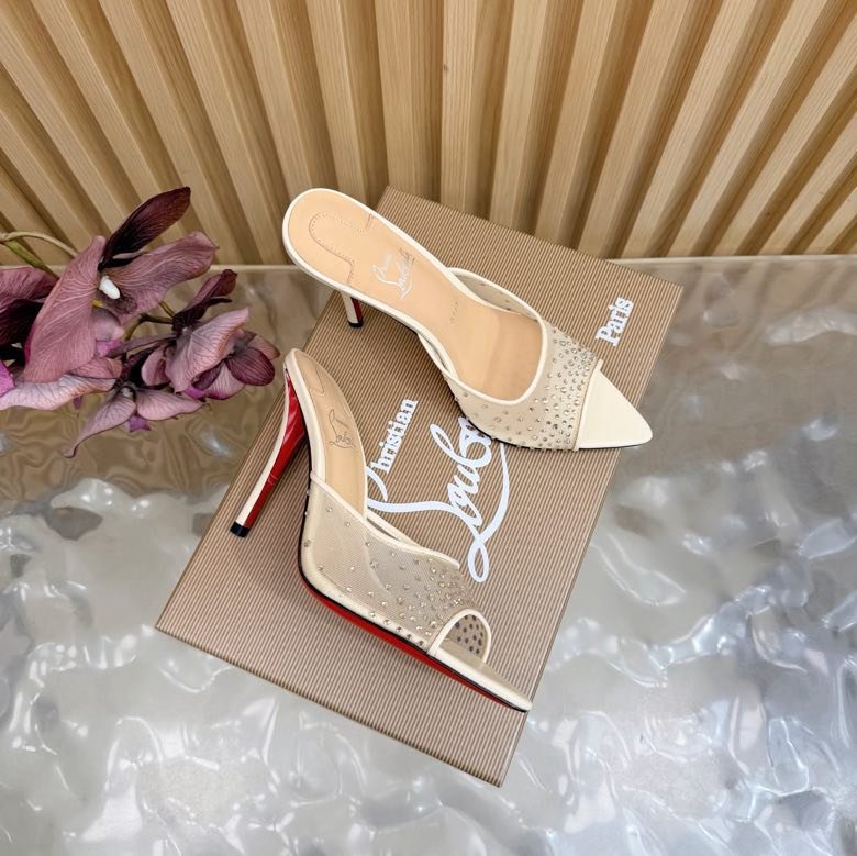 Босоножки на высоком каблуке