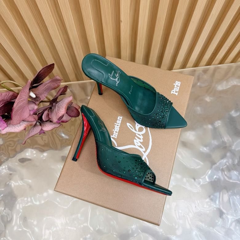 Босоножки на высоком каблуке