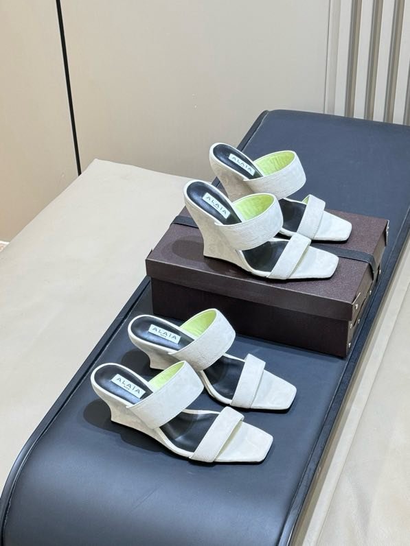 Босоножки на высоком каблуке