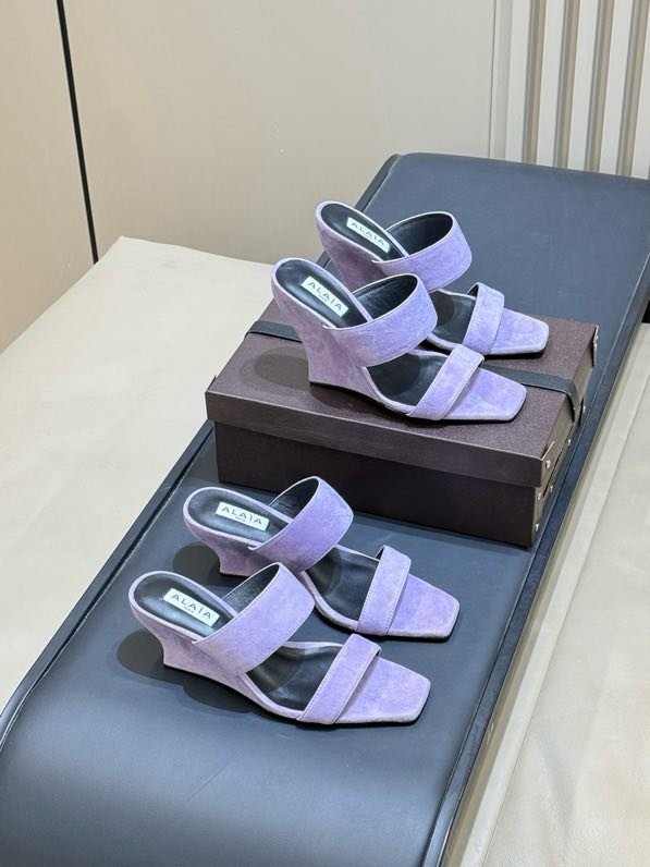 Босоножки на высоком каблуке