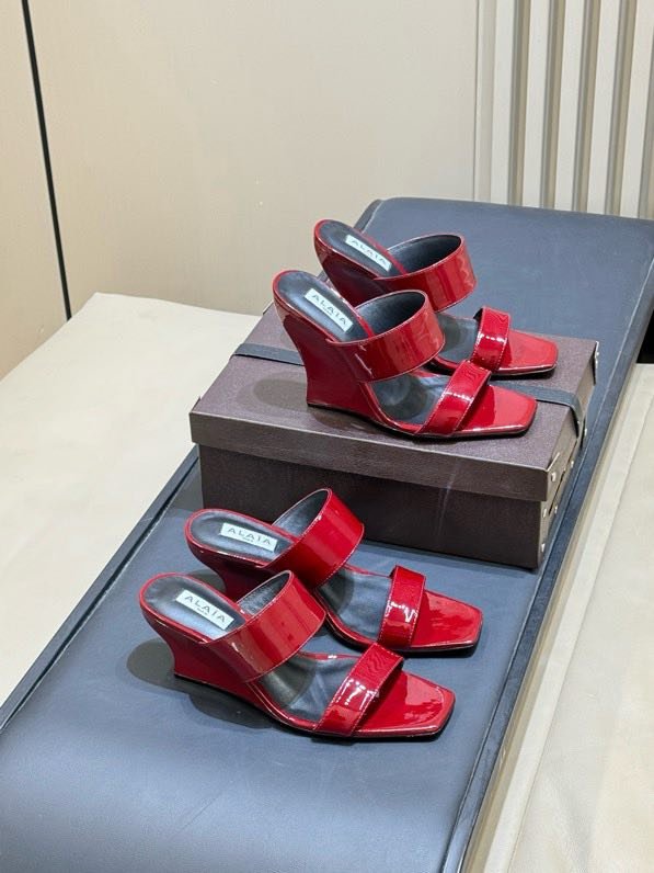 Босоножки на высоком каблуке