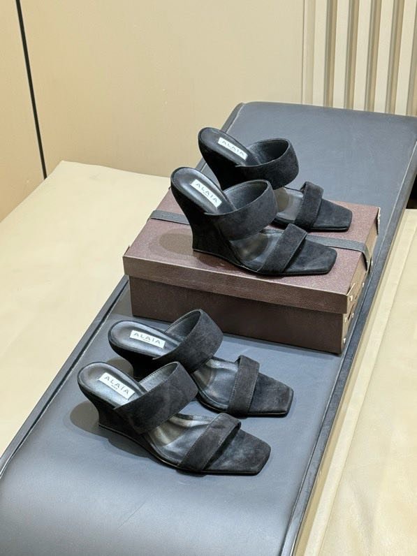 Босоножки на высоком каблуке