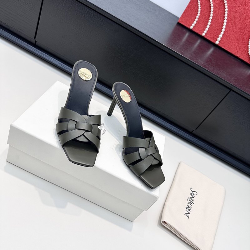 Sandals braided from square the toe