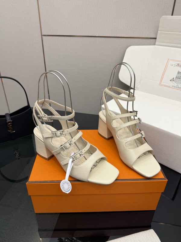 Sandals from square the toe and buckle Kelly