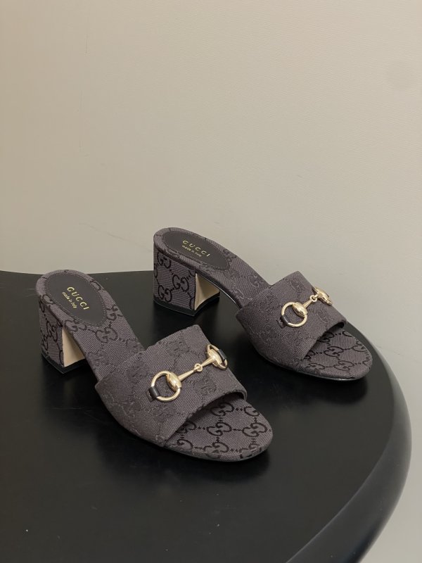 Босоножки с пряжкой Gucci