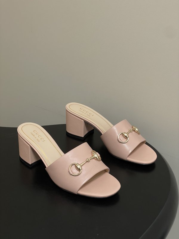 Босоножки с пряжкой Gucci