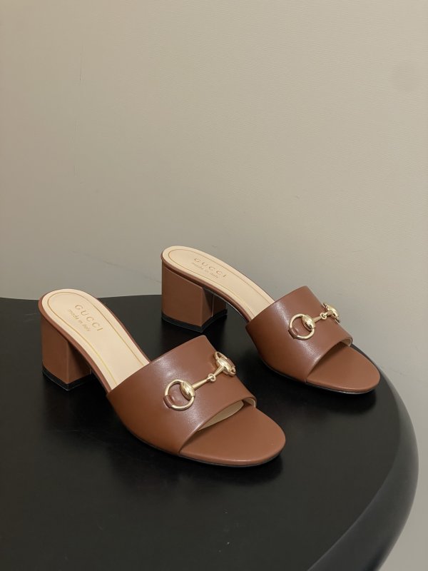 Босоніжки з пряжкою Gucci