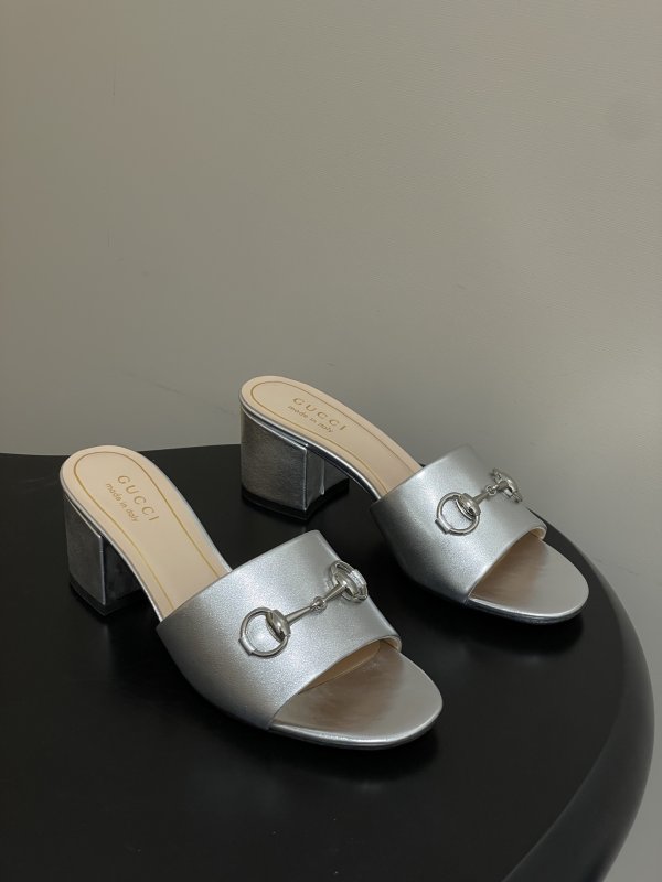 Босоножки с пряжкой Gucci