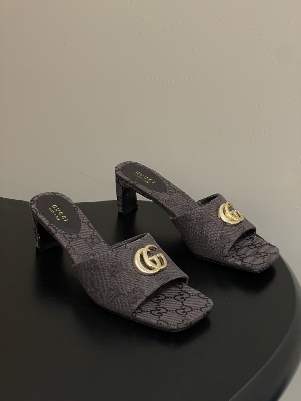 Босоножки с пряжкой Gucci
