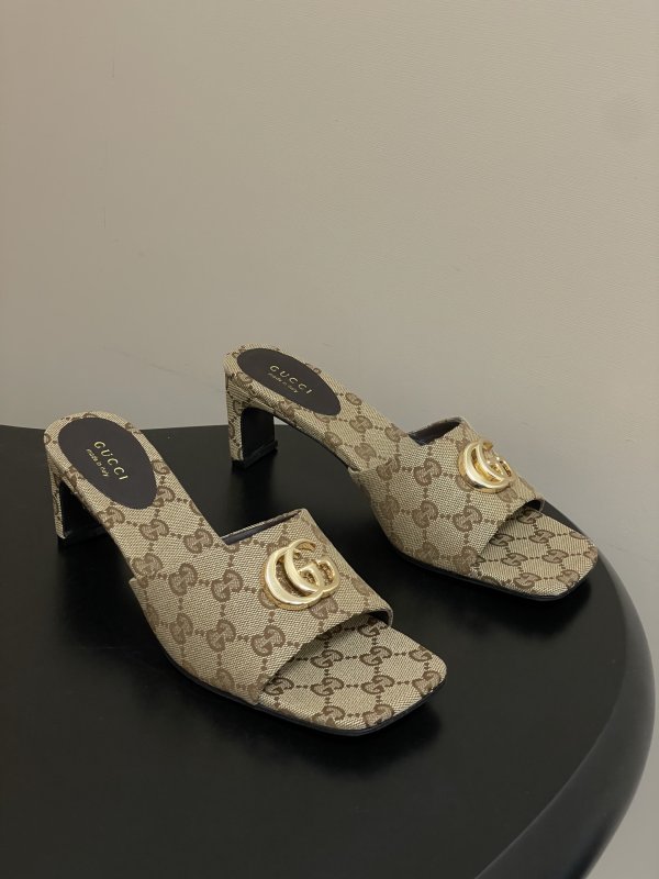 Босоножки с пряжкой Gucci