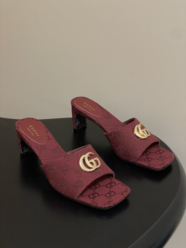 Босоножки с пряжкой Gucci