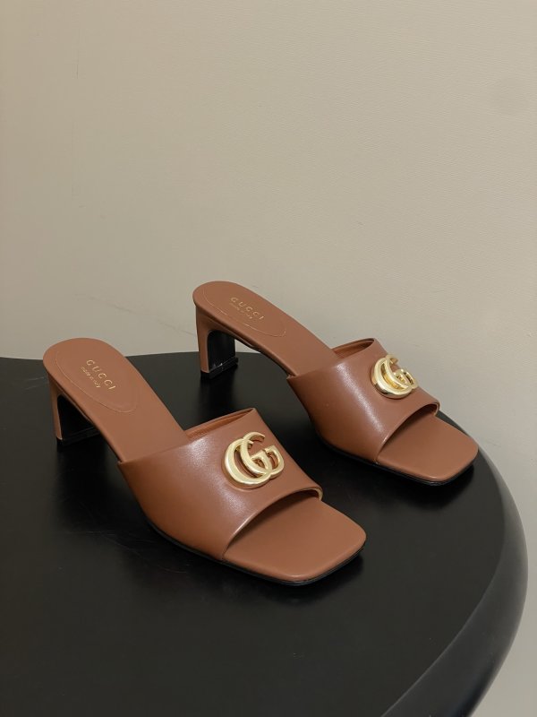 Босоножки с пряжкой Gucci