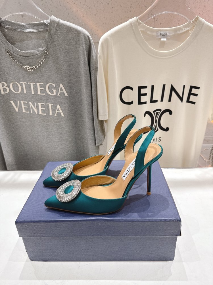 Босоніжки жіночі на шпильці з закритим носком і декором з кристалів