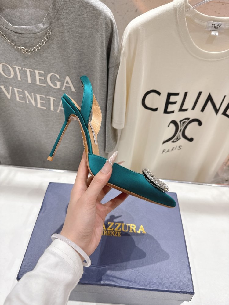 Босоніжки жіночі на шпильці з закритим носком і декором з кристалів фото 5