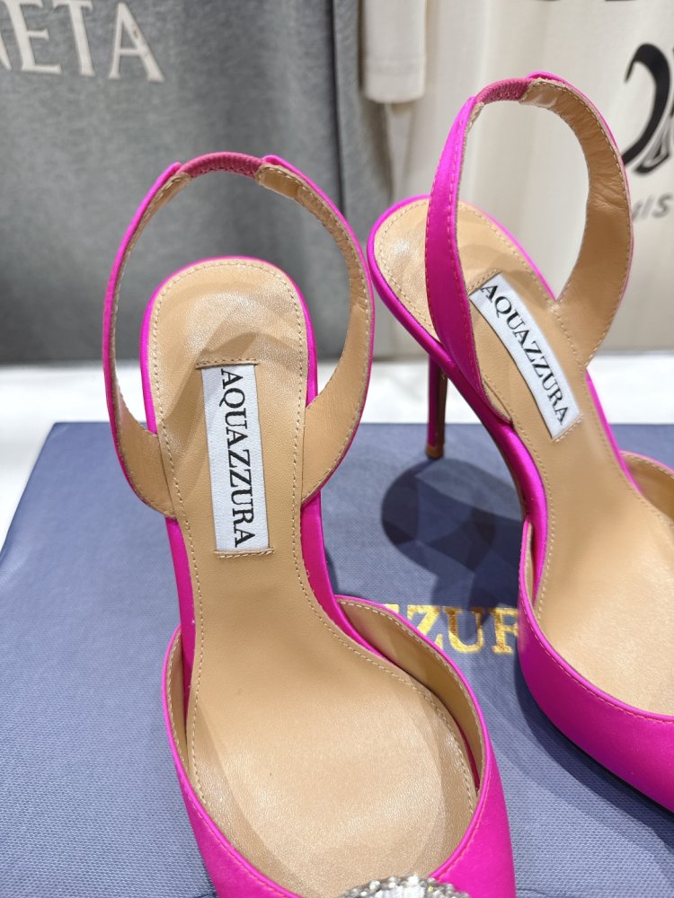 Босоніжки жіночі на шпильці з закритим носком і декором з кристалів фото 6