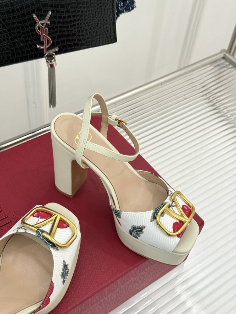 Босоножки фото 5