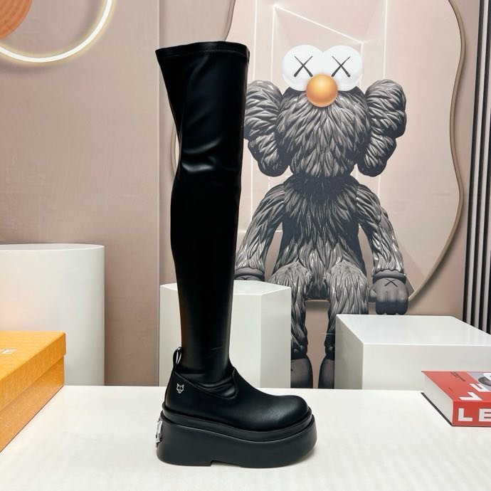 Hessian boots on platform