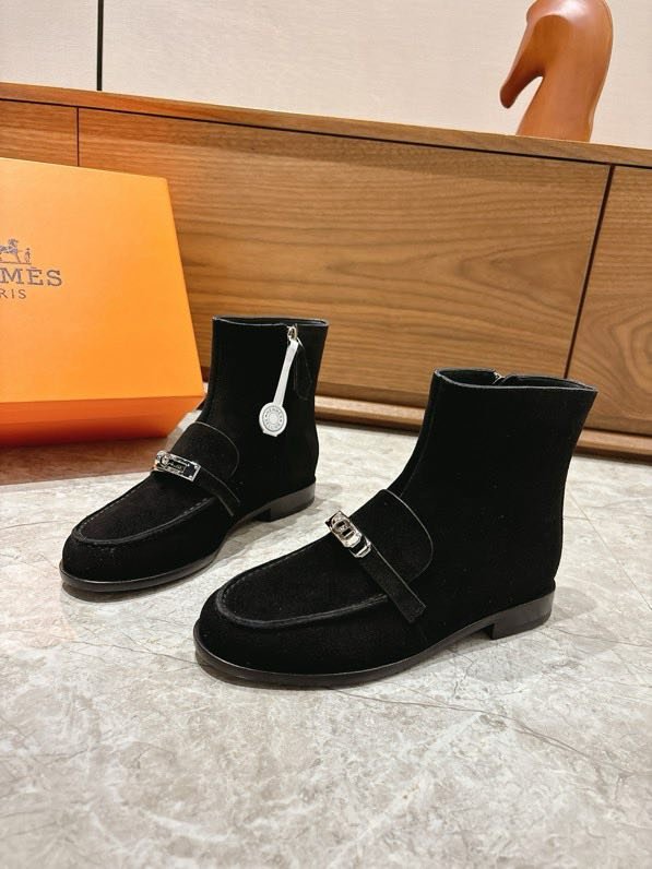 Ankle boots Kelly on flat soled from buckle