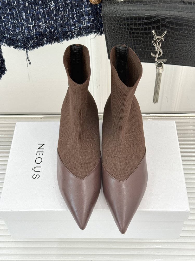 Ankle boots on short heel фото 4